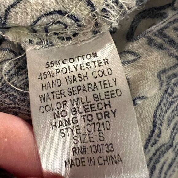 Gorgeous blue and white print blouse by Umgee size small - Picture 7 of 7